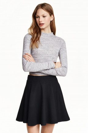 Fuste negre Fuste negre on line diverse modele. Posted by: chaplin-favor.tk, June 4, Culoarea cea mai eleganta pentru o fusta a fost si ramane negru. Daca vrei sa ai o tinuta office te imbraci in fusta neagra si bluza alba, foarte bine fusta neagra merge si la o tinuta casual.